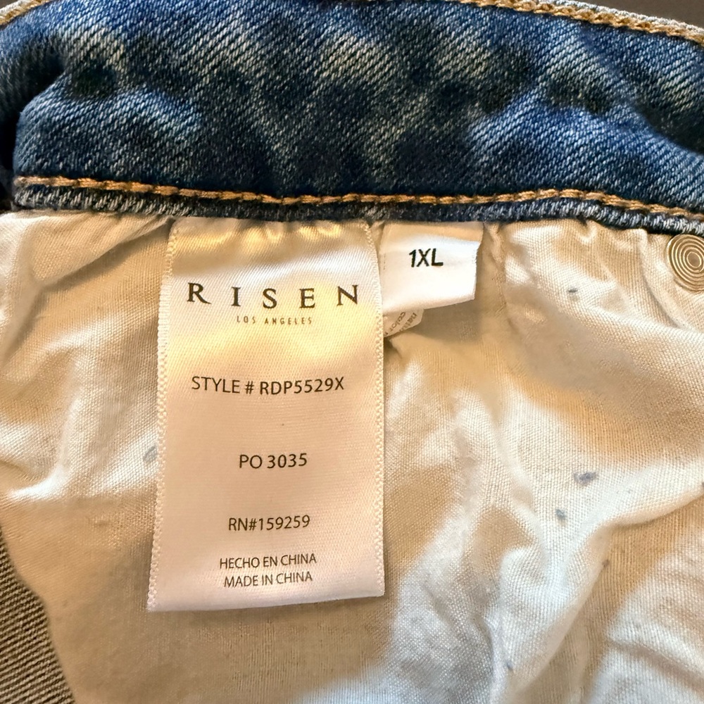 Stylish Distressed Risen Jeans - Picture 7 of 7